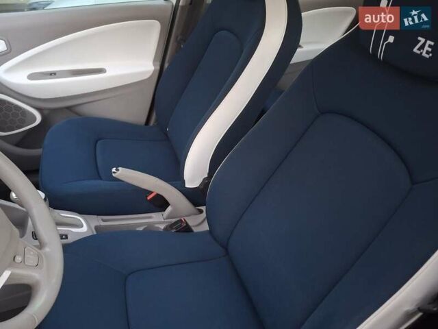 Белый Рено Зое, объемом двигателя 0 л и пробегом 144 тыс. км за 6300 $, фото 7 на Automoto.ua
