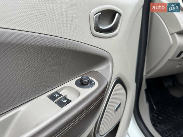 Белый Рено Зое, объемом двигателя 0 л и пробегом 129 тыс. км за 6699 $, фото 31 на Automoto.ua
