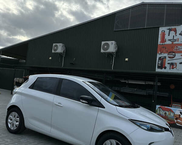 Белый Рено Зое, объемом двигателя 0 л и пробегом 106 тыс. км за 6550 $, фото 13 на Automoto.ua