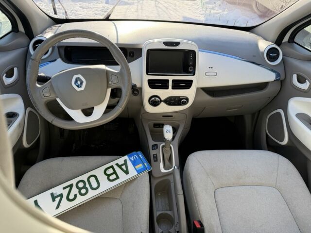 Білий Рено Зое, об'ємом двигуна 0 л та пробігом 100 тис. км за 9370 $, фото 5 на Automoto.ua