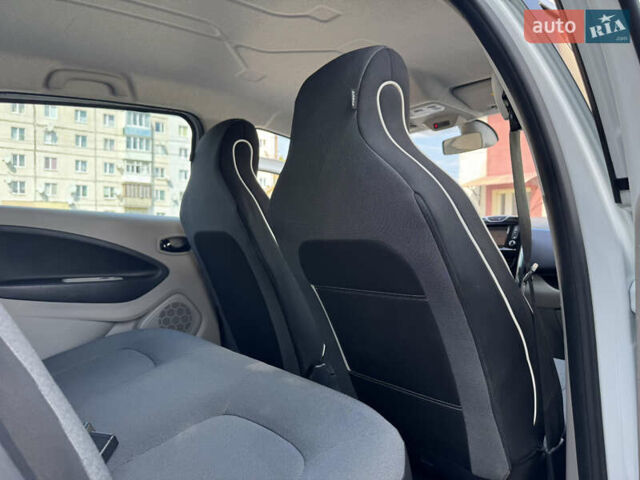 Белый Рено Зое, объемом двигателя 0 л и пробегом 155 тыс. км за 6300 $, фото 33 на Automoto.ua