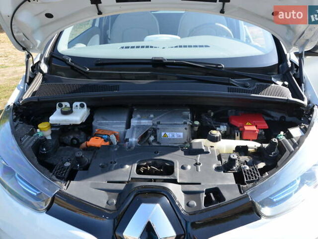 Белый Рено Зое, объемом двигателя 0 л и пробегом 118 тыс. км за 6600 $, фото 2 на Automoto.ua