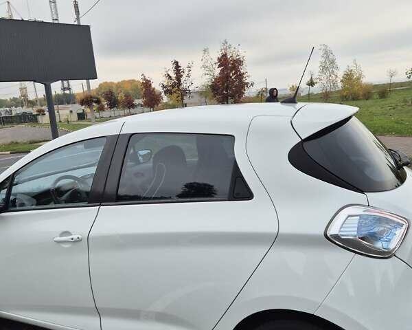 Белый Рено Зое, объемом двигателя 0 л и пробегом 138 тыс. км за 6700 $, фото 7 на Automoto.ua