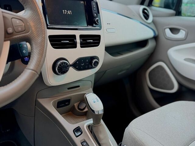 Білий Рено Зое, об'ємом двигуна 0 л та пробігом 84 тис. км за 6990 $, фото 28 на Automoto.ua