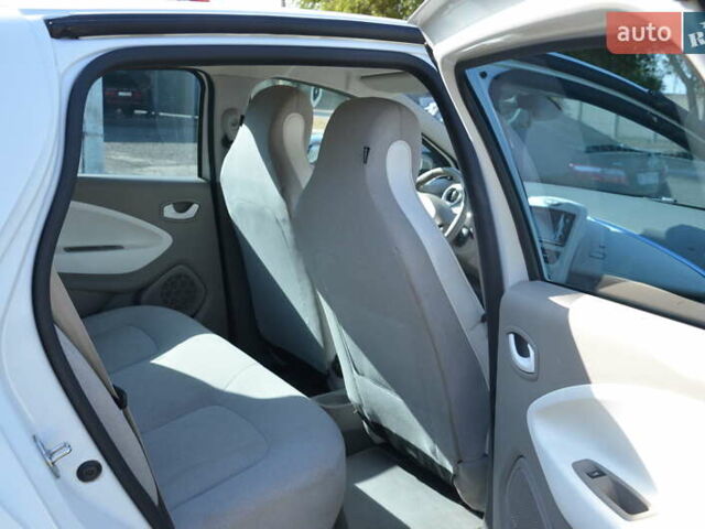 Белый Рено Зое, объемом двигателя 0 л и пробегом 118 тыс. км за 6600 $, фото 6 на Automoto.ua