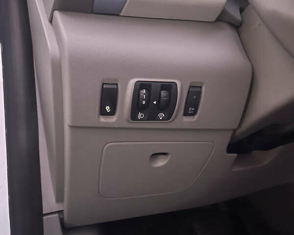 Белый Рено Зое, объемом двигателя 0 л и пробегом 155 тыс. км за 6800 $, фото 8 на Automoto.ua