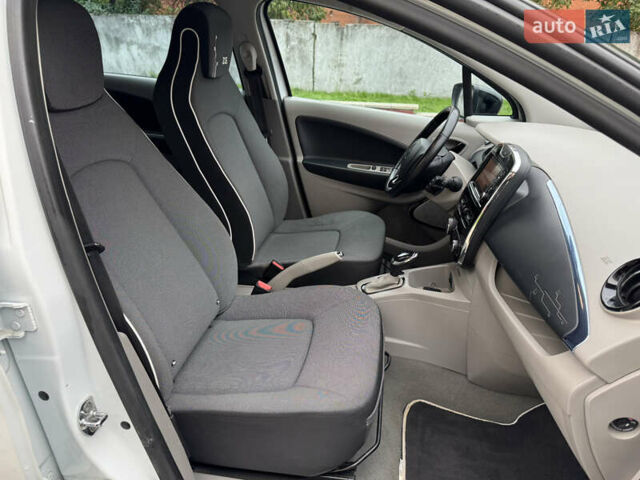 Белый Рено Зое, объемом двигателя 0 л и пробегом 158 тыс. км за 5999 $, фото 40 на Automoto.ua