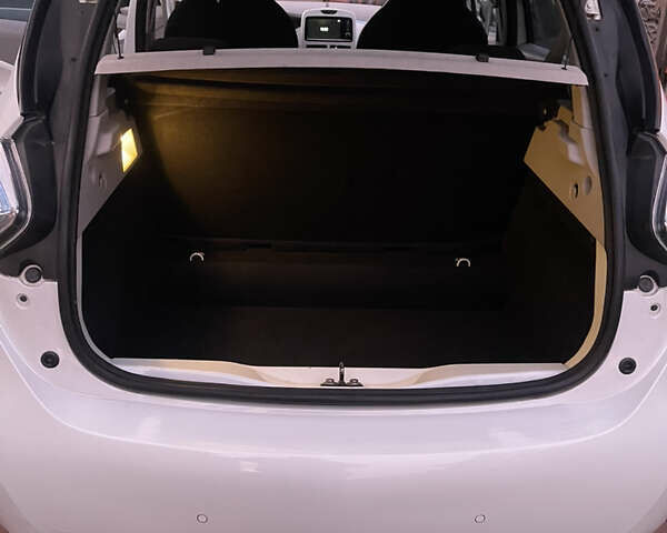 Белый Рено Зое, объемом двигателя 0 л и пробегом 155 тыс. км за 6800 $, фото 12 на Automoto.ua