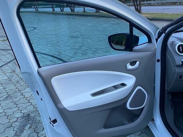 Білий Рено Зое, об'ємом двигуна 0 л та пробігом 100 тис. км за 7000 $, фото 9 на Automoto.ua