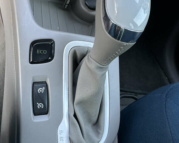 Белый Рено Зое, объемом двигателя 0 л и пробегом 106 тыс. км за 6550 $, фото 29 на Automoto.ua