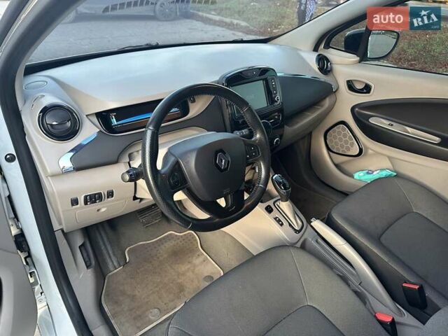 Белый Рено Зое, объемом двигателя 0 л и пробегом 120 тыс. км за 5999 $, фото 27 на Automoto.ua