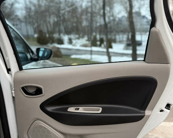 Білий Рено Зое, об'ємом двигуна 0 л та пробігом 191 тис. км за 5300 $, фото 16 на Automoto.ua