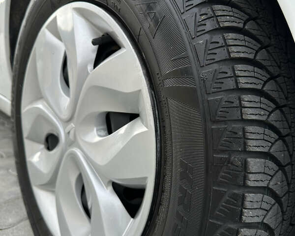 Белый Рено Зое, объемом двигателя 0 л и пробегом 106 тыс. км за 6550 $, фото 15 на Automoto.ua