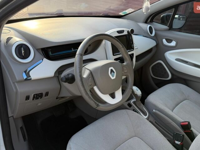 Белый Рено Зое, объемом двигателя 0 л и пробегом 192 тыс. км за 5900 $, фото 24 на Automoto.ua