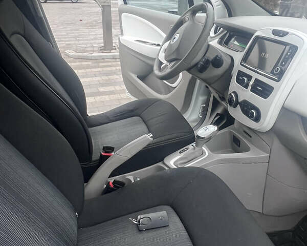 Білий Рено Зое, об'ємом двигуна 0 л та пробігом 150 тис. км за 5400 $, фото 7 на Automoto.ua