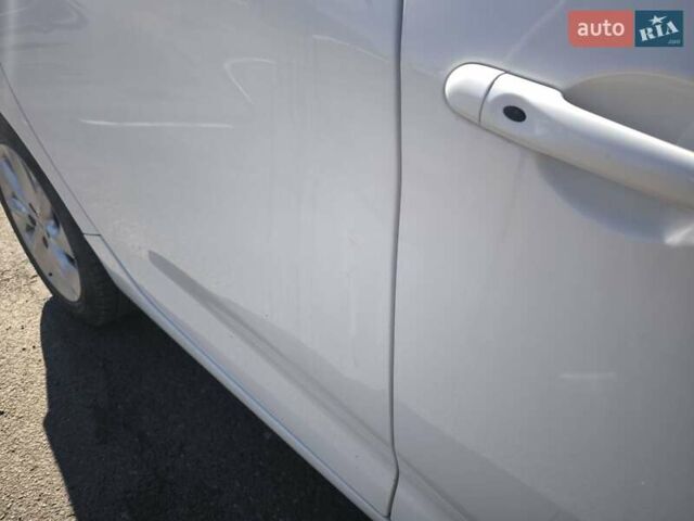 Белый Рено Зое, объемом двигателя 0 л и пробегом 88 тыс. км за 5899 $, фото 1 на Automoto.ua