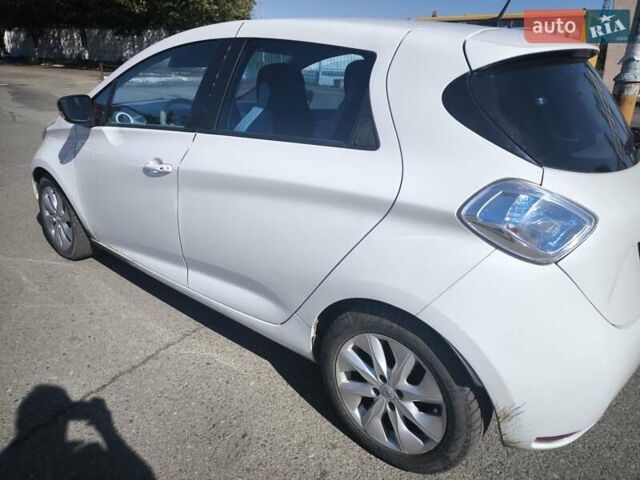 Белый Рено Зое, объемом двигателя 0 л и пробегом 88 тыс. км за 5899 $, фото 6 на Automoto.ua