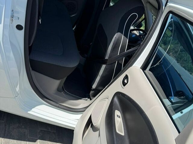 Білий Рено Зое, об'ємом двигуна 0 л та пробігом 109 тис. км за 7300 $, фото 8 на Automoto.ua