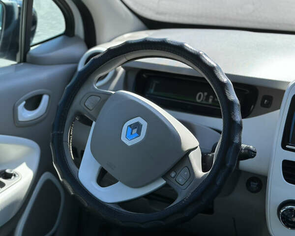 Белый Рено Зое, объемом двигателя 0 л и пробегом 163 тыс. км за 6200 $, фото 6 на Automoto.ua