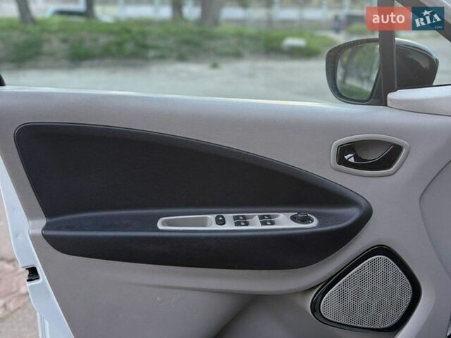 Белый Рено Зое, объемом двигателя 0 л и пробегом 193 тыс. км за 6000 $, фото 18 на Automoto.ua