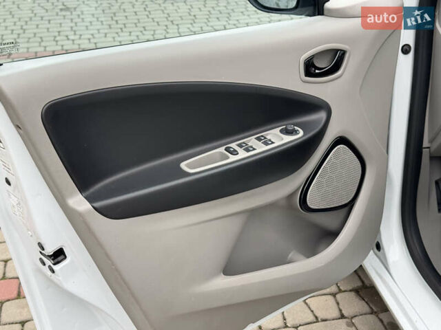 Белый Рено Зое, объемом двигателя 0 л и пробегом 158 тыс. км за 5999 $, фото 19 на Automoto.ua