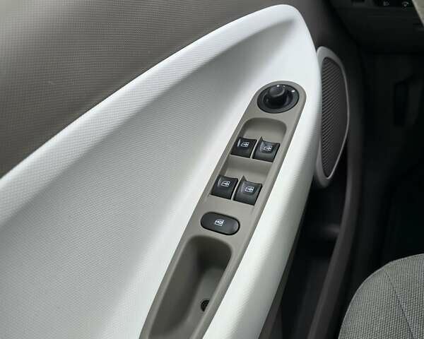Белый Рено Зое, объемом двигателя 0 л и пробегом 209 тыс. км за 5800 $, фото 13 на Automoto.ua