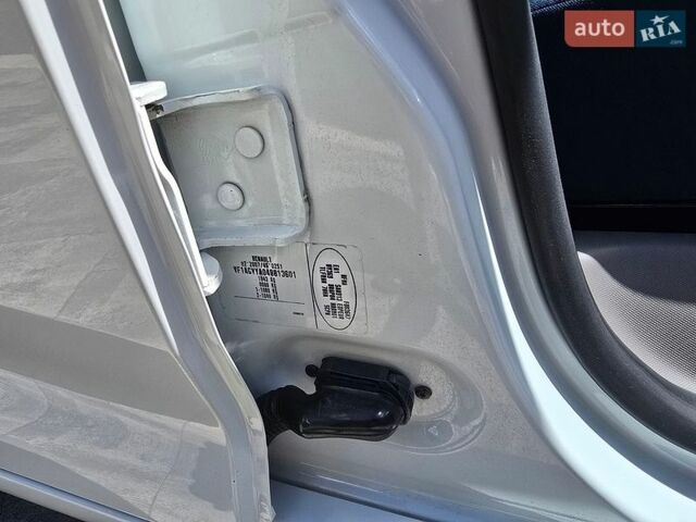 Белый Рено Зое, объемом двигателя 0 л и пробегом 166 тыс. км за 5999 $, фото 25 на Automoto.ua