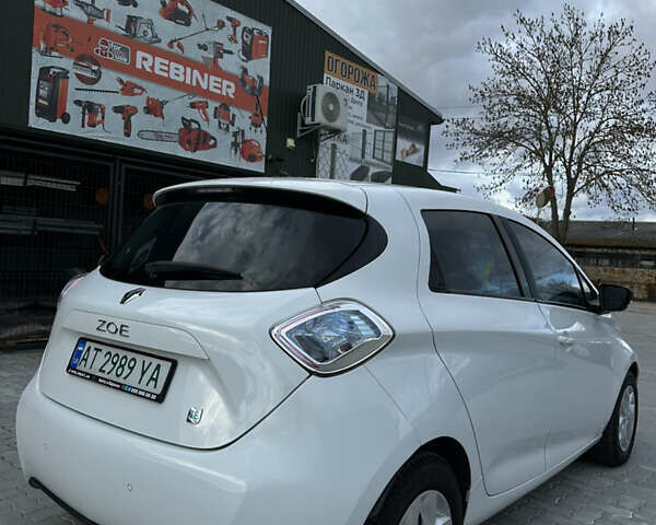 Белый Рено Зое, объемом двигателя 0 л и пробегом 106 тыс. км за 6550 $, фото 6 на Automoto.ua