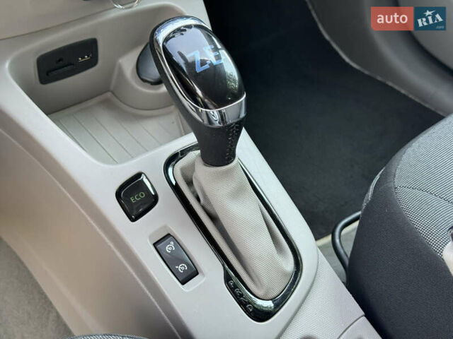 Белый Рено Зое, объемом двигателя 0 л и пробегом 155 тыс. км за 6300 $, фото 20 на Automoto.ua