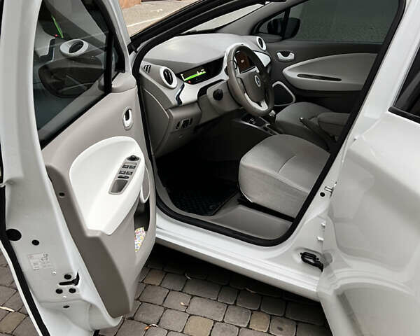 Белый Рено Зое, объемом двигателя 0 л и пробегом 80 тыс. км за 7400 $, фото 17 на Automoto.ua