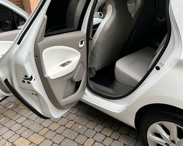 Белый Рено Зое, объемом двигателя 0 л и пробегом 80 тыс. км за 7400 $, фото 16 на Automoto.ua