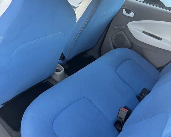 Белый Рено Зое, объемом двигателя 0 л и пробегом 160 тыс. км за 6900 $, фото 16 на Automoto.ua