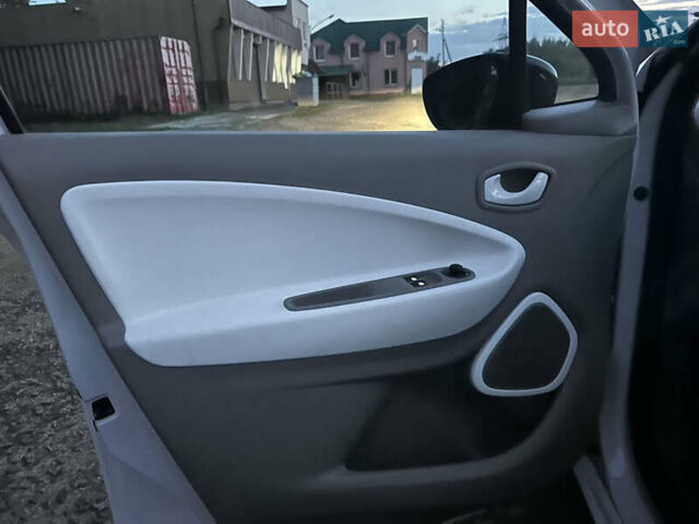 Белый Рено Зое, объемом двигателя 0 л и пробегом 104 тыс. км за 6570 $, фото 157 на Automoto.ua