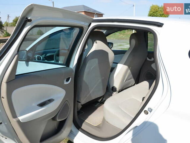 Белый Рено Зое, объемом двигателя 0 л и пробегом 118 тыс. км за 6600 $, фото 5 на Automoto.ua