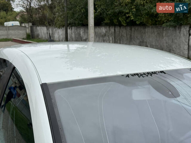 Белый Рено Зое, объемом двигателя 0 л и пробегом 158 тыс. км за 5999 $, фото 15 на Automoto.ua
