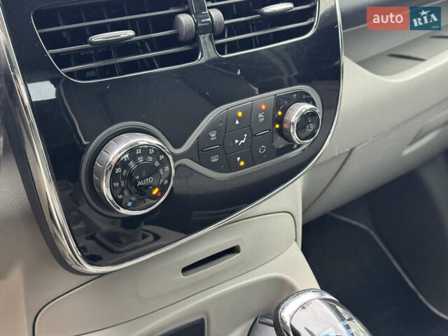 Белый Рено Зое, объемом двигателя 0 л и пробегом 158 тыс. км за 5999 $, фото 23 на Automoto.ua
