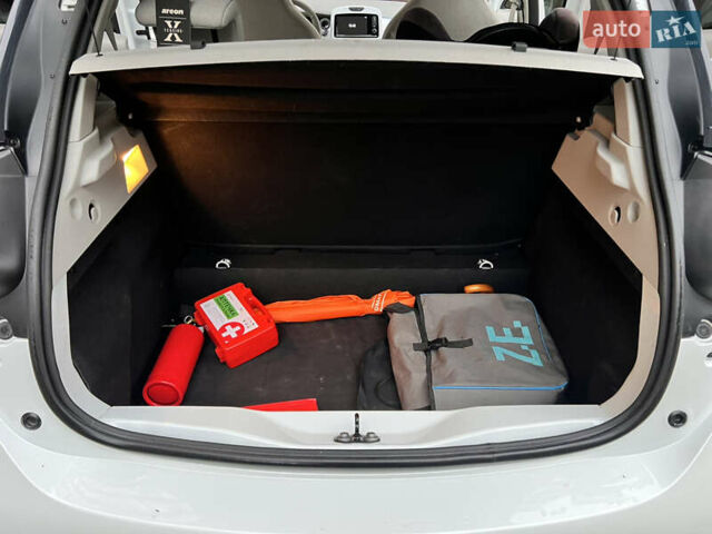 Белый Рено Зое, объемом двигателя 0 л и пробегом 80 тыс. км за 7400 $, фото 11 на Automoto.ua