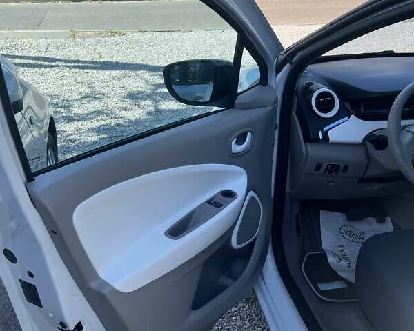 Белый Рено Зое, объемом двигателя 0 л и пробегом 146 тыс. км за 6200 $, фото 4 на Automoto.ua