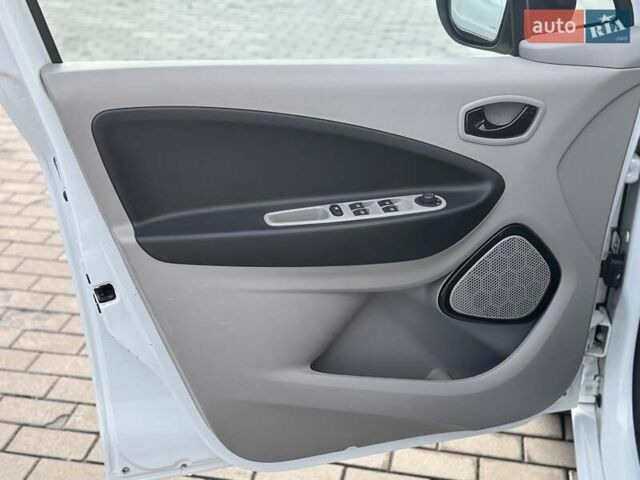 Белый Рено Зое, объемом двигателя 0 л и пробегом 167 тыс. км за 6599 $, фото 17 на Automoto.ua