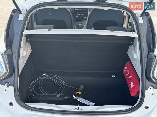 Белый Рено Зое, объемом двигателя 0 л и пробегом 167 тыс. км за 6599 $, фото 23 на Automoto.ua