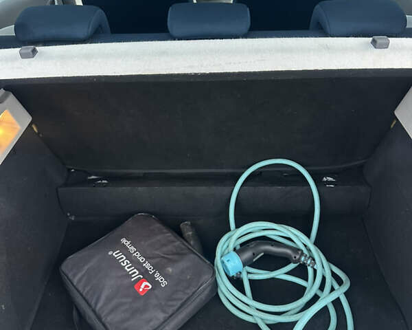 Белый Рено Зое, объемом двигателя 0 л и пробегом 50 тыс. км за 6300 $, фото 18 на Automoto.ua