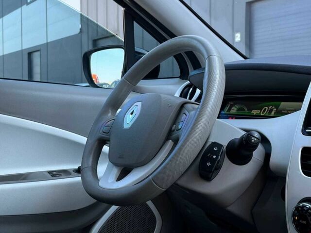 Белый Рено Зое, объемом двигателя 0 л и пробегом 56 тыс. км за 6440 $, фото 13 на Automoto.ua