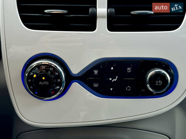 Білий Рено Зое, об'ємом двигуна 0 л та пробігом 110 тис. км за 6200 $, фото 27 на Automoto.ua