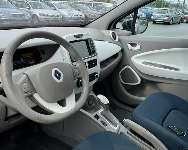 Белый Рено Зое, объемом двигателя 0 л и пробегом 80 тыс. км за 4399 $, фото 8 на Automoto.ua