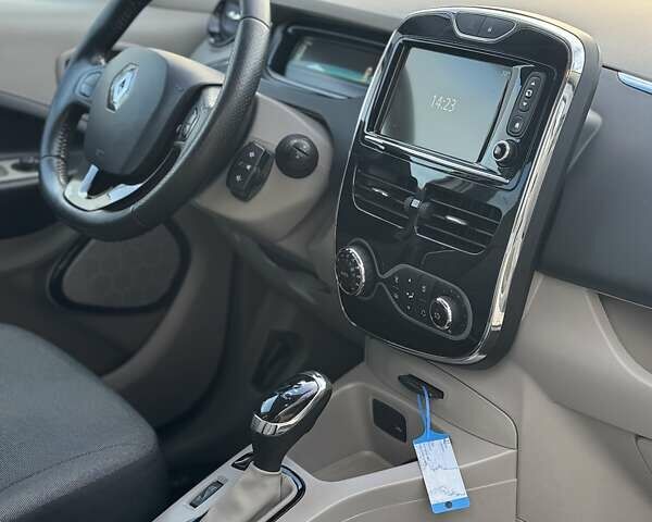 Белый Рено Зое, объемом двигателя 0 л и пробегом 167 тыс. км за 6599 $, фото 29 на Automoto.ua