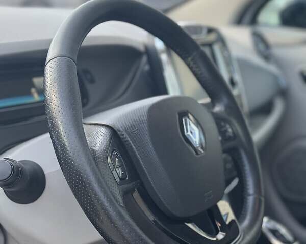 Белый Рено Зое, объемом двигателя 0 л и пробегом 167 тыс. км за 6599 $, фото 19 на Automoto.ua