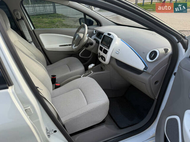 Белый Рено Зое, объемом двигателя 0 л и пробегом 54 тыс. км за 7500 $, фото 21 на Automoto.ua