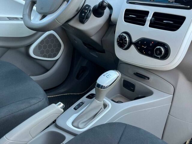 Белый Рено Зое, объемом двигателя 0 л и пробегом 56 тыс. км за 6440 $, фото 15 на Automoto.ua