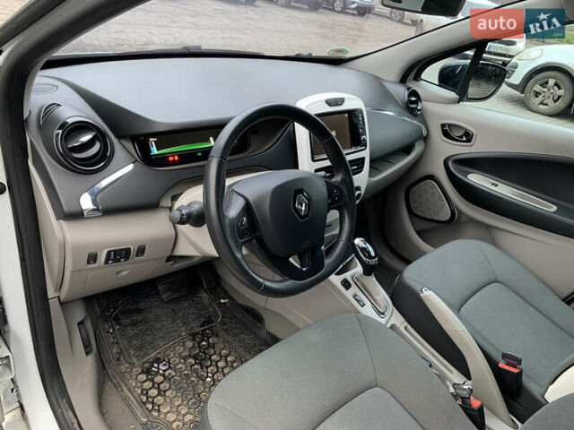 Белый Рено Зое, объемом двигателя 0 л и пробегом 64 тыс. км за 7600 $, фото 26 на Automoto.ua