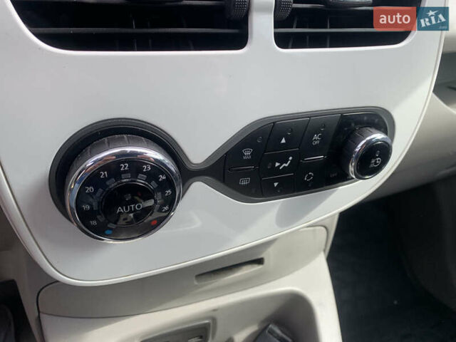 Білий Рено Зое, об'ємом двигуна 0 л та пробігом 235 тис. км за 7500 $, фото 24 на Automoto.ua